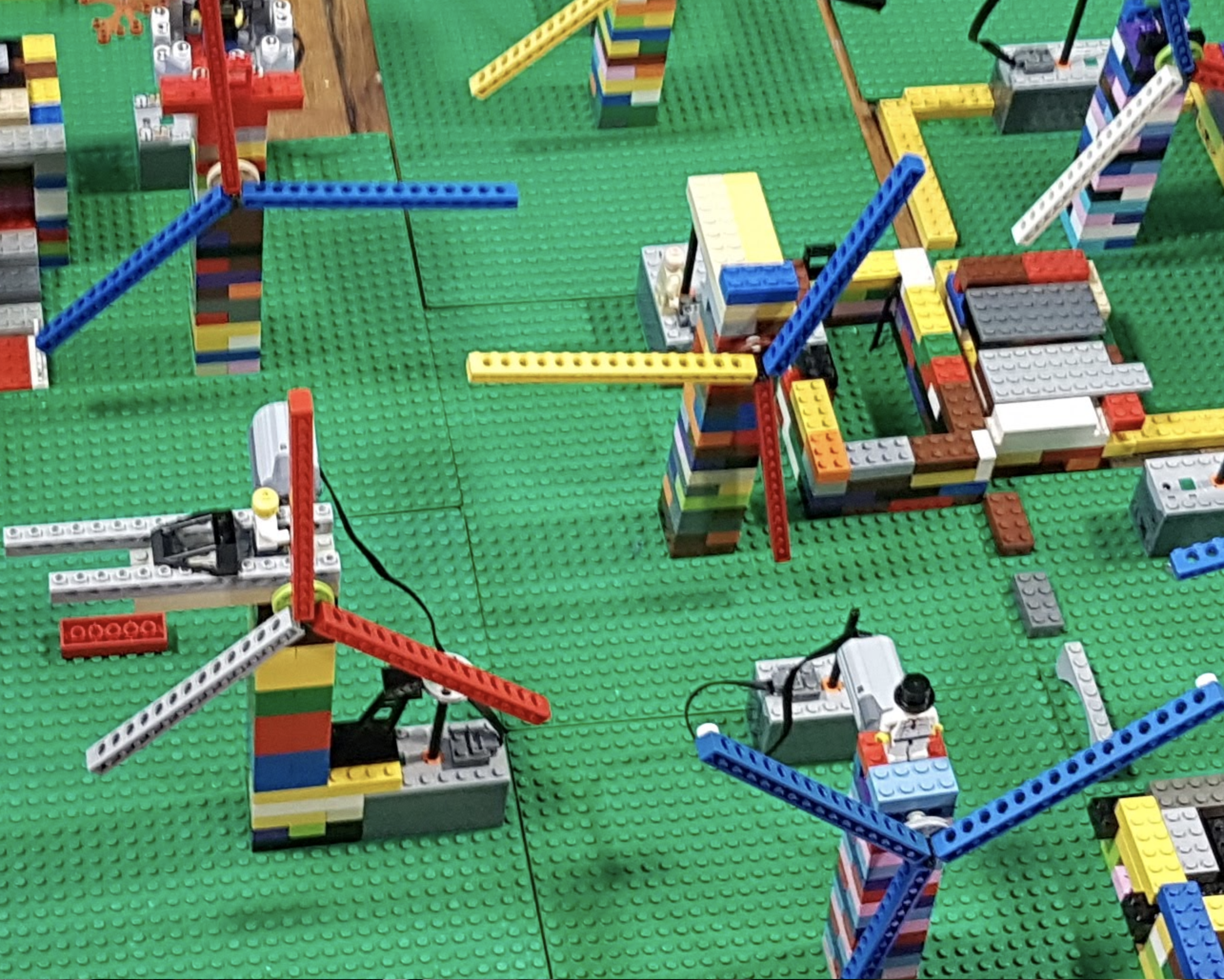 Anniversaire briques LEGO® et moteurs/batteries électriques - 4/12 ans -  Atelier Enfant Paris